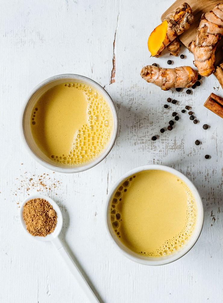 TURMERIC GINGER LATTE WITH TURMERIC CRUSH